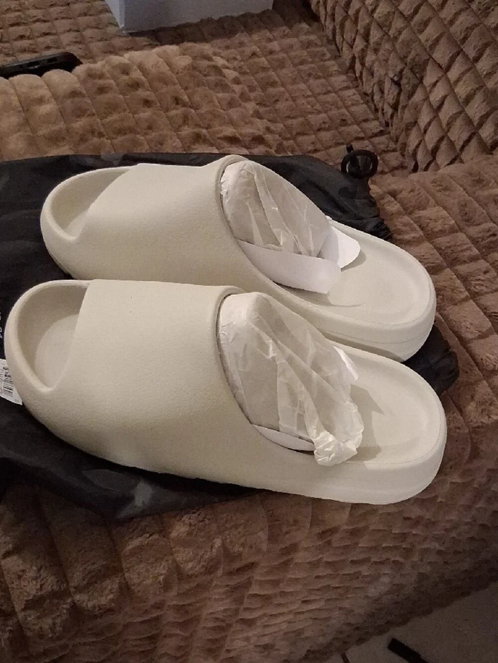 Yeezy Slide Sandals in Cream